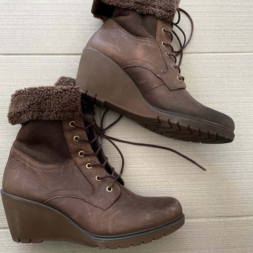 BNWOB Ecco Brown Distressed Leather + Shearling Lace Up Wedge Boots/Booties